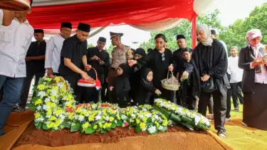 Upacara pemakaman mantan Wakapolri Komjen Pol. (purn) Syafruddin Kambo Taman Makam Pahlawan (TMP) Kalibata, Jakarta Selatan, Jumat (21/2/2025).