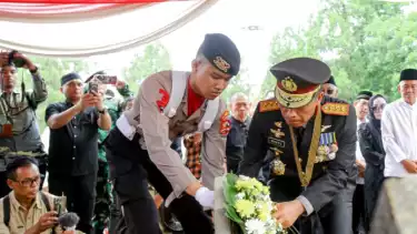 Upacara pemakaman mantan Wakapolri Komjen Pol. (purn) Syafruddin Kambo Taman Makam Pahlawan (TMP) Kalibata, Jakarta Selatan, Jumat (21/2/2025).