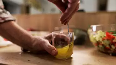 Ilustrasi minum minyak zaitun saat sahur sebelum puasa Ramadhan