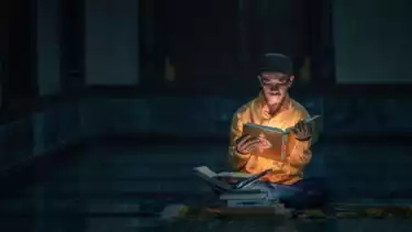 Ilustrasi seorang remaja membaca Ayat Kursi di sepertiga malam