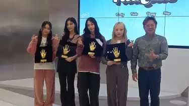 girl group Kandis memegang hand printing dan Kim Young Soo