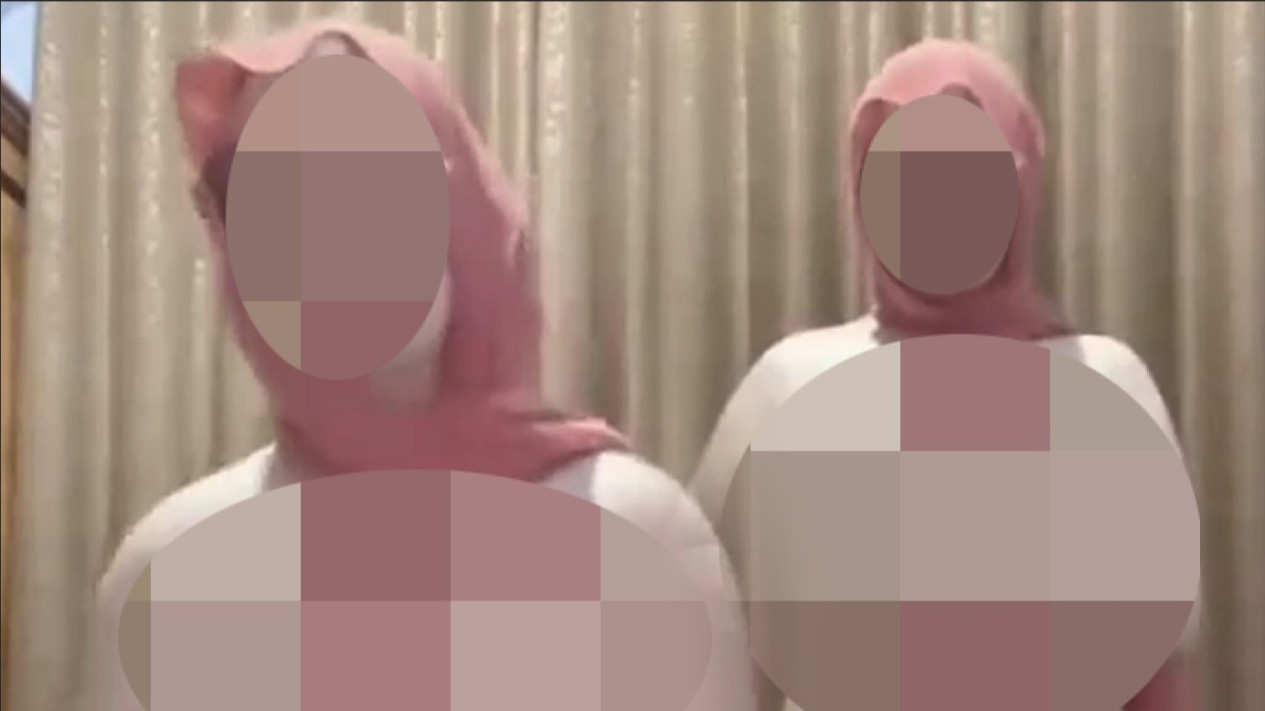 Heboh Video Syur Wanita Jilbab Merah Joget-joget Tanpa Sehelai Benang, Diduga Seorang Guru SD di Jember...
            - galeri foto