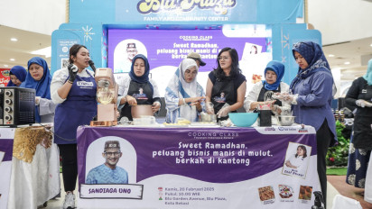 Jelang Ramadhan 2025, Sandiaga Uno Latih Ibu-ibu Pelaku UMKM Membuat Kue Lebaran
