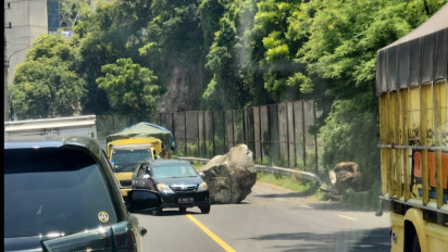 Ngeri, Batu Berukuran Besar Jatuh dari Atas Bukit di Area Obyek Vital PLTU Paiton