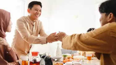 Ilustrasi silaturahmi keluarga saat hari raya lebaran setelah Ramadhan
