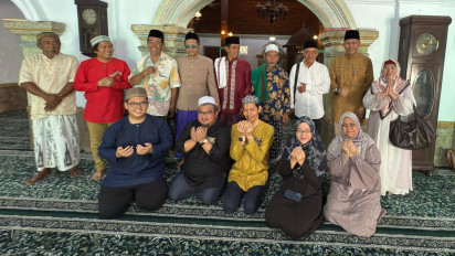 Pengusaha Malaysia Sumbang Karpet untuk Masjid Tertua di Pekalongan