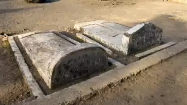 Ilustrasi kuburan pakai batu nisan, cor atau paving block