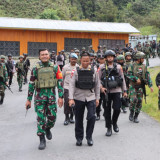 Cipta Kondisi Jelang Putusan MK, Kapolres Puncak Jaya Bersama Dandim 1714/PJ Pimpin Patroli Jalan Kaki