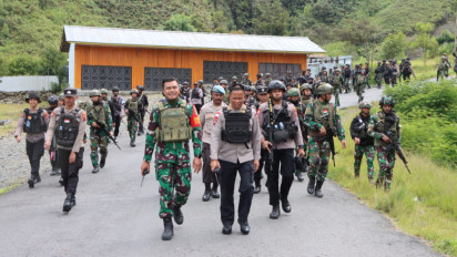 Cipta Kondisi Jelang Putusan MK, Kapolres Puncak Jaya Bersama Dandim 1714/PJ Pimpin Patroli Jalan Kaki