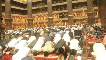 Ilustrasi shalat Tarawih berjamaah di Masjid Istiqlal