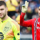 Beda Nasib Dua Kiper Timnas Indonesia: Maarten Paes Berhasil Jaga Kesucian Gawang Ajax, Emil Audero Terpuruk di Serie A
