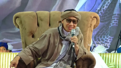 Boleh dan Sah Gak Sih Wudhu Sambil Masukkan Tangan ke Dalam Gayung Sebelum Shalat? Kata Buya Yahya Hukumnya...