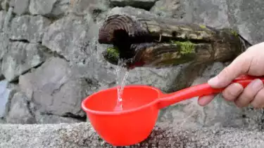 Ilustrasi ambil air Wudhu di dalam gayung