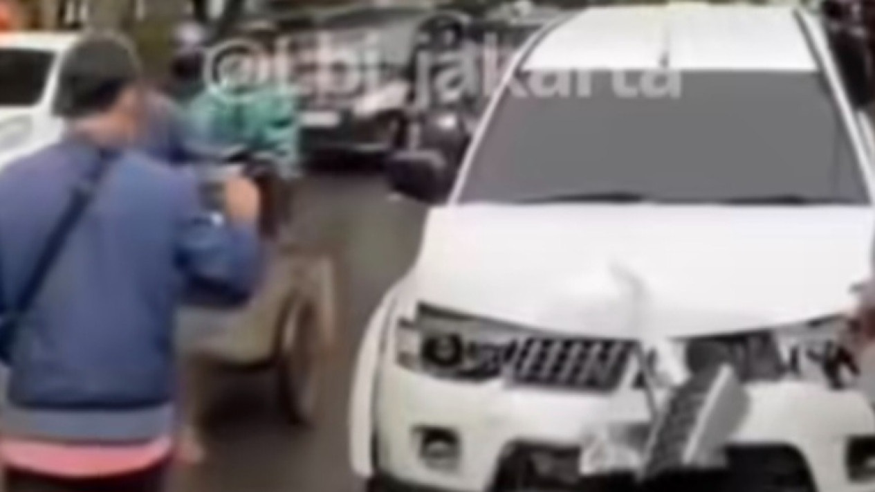 Mobil Tabrak Dua Motor di Lenteng Agung, Satu Orang Luka-Luka
            - galeri foto