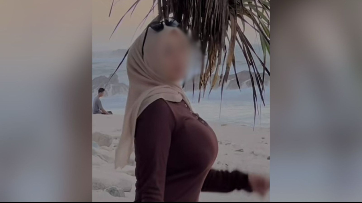 Bu Guru Jember "SR" Sudah Tak Sanggup Lagi, Ungkap Alasan Bikin Puluhan Video Syur: Kesepian hingga Ketemu Cowok Online
            - galeri foto