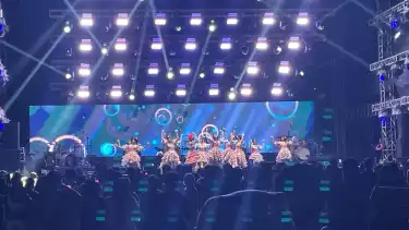 JKT48 dalam gelaran Bloom Festival 2025 di Kiara Artha Park, Kota Bandung, Sabtu (22/2/2025).