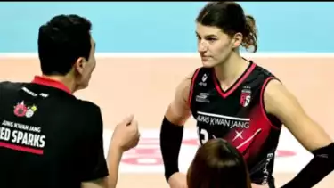 Pelatih Red Sparks, Ko Hee-jin memberikan arahan kepada Vanja Bukilic.