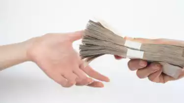 Ilustrasi memberikan utang berupa uang