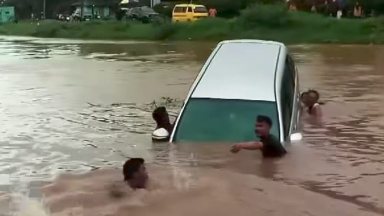 Salah Oper Gigi, Mobil Malah Nyemplung ke Sungai di Bandung
            - galeri foto