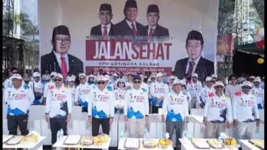 Ribuan masyarakat kota Pontianak antusias mengikuti jalan sehat perayaan hari ulang tahun (HUT) ke-17 Partai Gerindra di Alun-alun Kapuas, Kota Pontianak, Minggu, 23 Februari 2025.