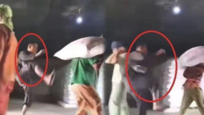 Sadis! Tendang Kuli saat Angkat Karung Bak Romusha, Mandor sebut Hanya Becanda