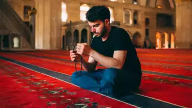 Ilustrasi membaca dzikir setelah shalat Tahajud dan sebelum Subuh