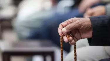 Ilustrasi membaca amalan dzikir setelah shalat Subuh