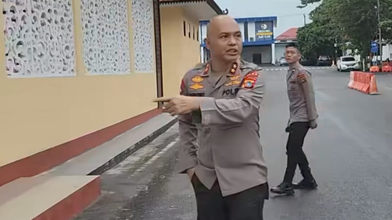 Viral, Momen Haru Kapolda Babel Irjen Hendro Pandowo Pergoki Petugas Kebersihan di Polda: Ibu Ini Diam-Diam Mencuri...
            - galeri foto