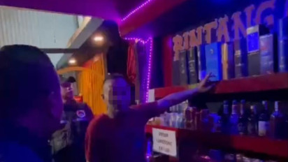 Berkedok Toko Sembako, Mini Bar Jual Miras Digerebek Satnarkoba Polres Gresik