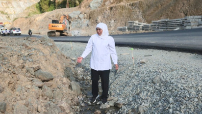 Jalan Rusak di Jember Dikeluhkan Warga, Gubernur Khofifah Instruksikan Dinas PU Bina Marga Jatim Kebut Perbaikan