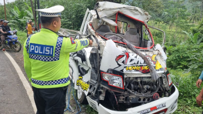 Mobil Pick Up Terbalik Usai Tabrak Pohon di Jember, Sopir Tewas di Lokasi