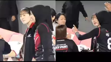 Momen Megawati Hangestri mengajari cara spike kepada Jeon Da-bin.