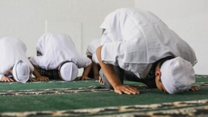 Pria Wajib Tahu, Baju Kaos Bergambar Jangan dipakai Waktu Shalat di Masjid Bisa Haram Kata Buya Yahya karena ....