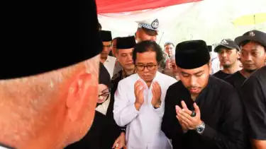 Pojok KC - Teriring doa mendalam dari para pelayat di peristirahatan terakhir mantan Wakapolri Komjen (P) Pol Syafruddin Kambo (Alm. Pak Syaf).