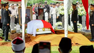 Pojok KC - Upacara penghormatan terakhir untuk Almarhum Komjen (P) Pol Syafruddin Kambo (Pak Syaf) di Taman Makam Pahlawan Kalibata, Jakarta Selatan.