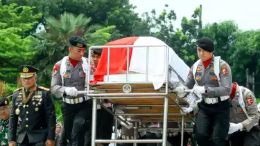 Pojok KC - Jenazah Almarhum Komjen (P) Pol Syafruddin Kambo (Pak Syaf) diturunkan ke pusara di Taman Makam Pahlawan Kalibata, Jakarta Selatan, Jumat (21/2).