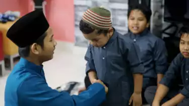 Ilustrasi pria merawat anak yatim