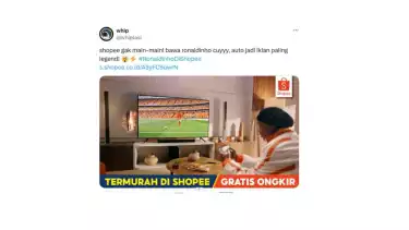 Ronaldinho, pemain asal Brasil dengan nama lengkap Ronaldo de Assis Moreira ini adalah legenda yang pernah menyabet dua gelar FIFA World Player of the Year serta satu Ballon d Or.