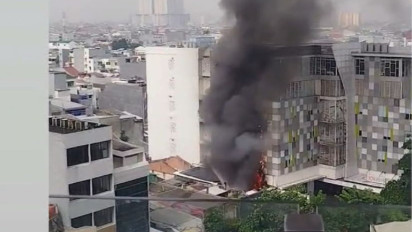 Kebakaran Hotel di Glodok Jakarta Barat, Pemadam Kebakaran Masih Lakukan Pemadaman