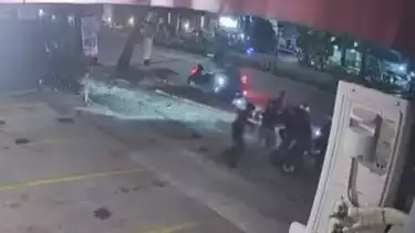 Viral di media sosial, video rekaman CCTV memperlihatkan aksi brutal pengeroyokan anggota geng motor kepada pengguna jalan. Peristiwa terjadi pada Jumat (21/2/2025) pukul 18.00 WIB.