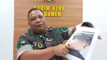 Dandim 0709/Kebumen Letkol Czi Ardianta Purwandhana, saat perlihatkan bukti foto Afif yang sedang dirawat di rumah sakit, Selasa (25/2/2025).