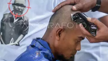 Warga melakukan aksi cukur gundul di Desa Kohod, Kabupaten Tangerang, Banten, Selasa (25/2/2025).