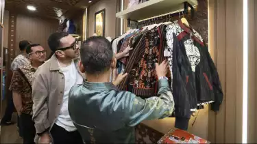 Staff Khusus Menteri BUMN, Arya Sinulingga (kedua dari kanan) saat meninjau produk Usaha Mikro dan Kecil (UMK) yang berada di Power UMK Hub.