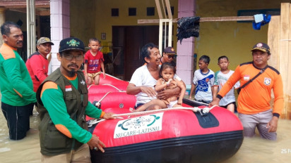Banjir Kali Lamong Meluas, Belasan Desa Terendam, BPBD Gresik Kerahkan Perahu Evakuasi