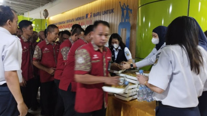 Tingkatkan Kepedulian Sosial saat Bulan Ramadhan, KAI Services Gelar Kegiatan Buka Bersama Porter Serentak di 8 Stasiun Berbeda