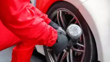 ilustrasi mengisi angin ban mobil menggunakan nitrogen