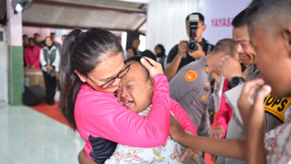 Momen Haru di SLB Gresik: Siswa Berkebutuhan Khusus Menangis Saat Diberi Baju Polisi oleh Ketua Pembina Yayasan Kemala Bhayangkari