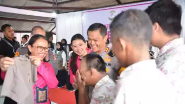 Momen Haru di SLB Gresik: Siswa Berkebutuhan Khusus Menangis Saat Diberi Baju Polisi oleh Ketua Pembina Yayasan Kemala Bhayangkari