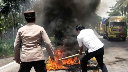 Seorang Diri, Warga Lumajang Blokade Jalan dan Bakar Ban, Tuntut APH Berantas Tambang Ilegal