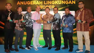 Manajemen Arutmin bersama piala penghargaan PROPER